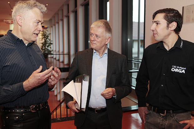 Oberbürgermeister Fritz Kuhn (Mitte) mit Christoph Michl, Vorstandsmitglied der Interessengemeinschaft Christopher Street Day (rechts), und Joachim Stein vom Vorstand des schwul-lesbischen Zentrums Weissenburg (links). Foto: Kraufmann / Thomas H&oum