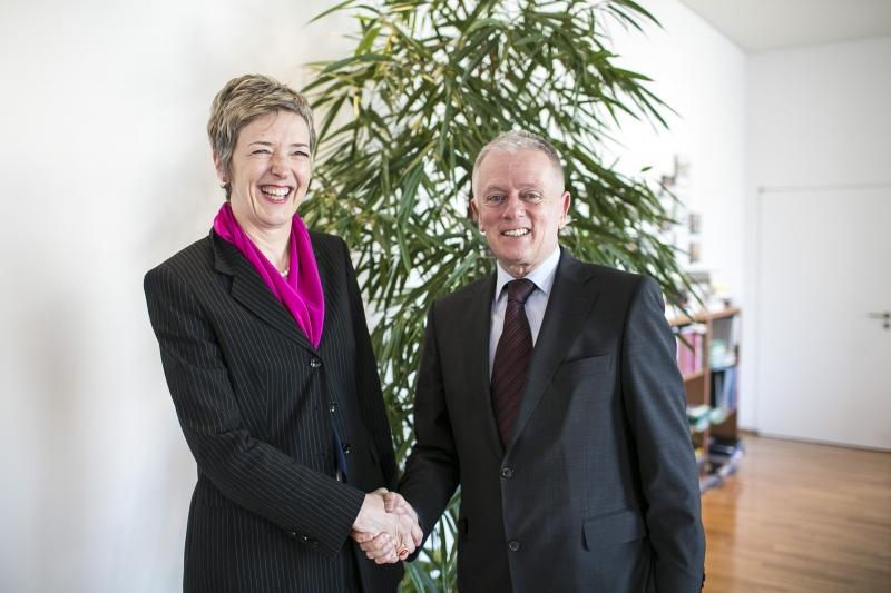 OB Fritz Kuhn begrüßt Schweizer Generalkonsulin Irene Flückiger Sutter Foto: Leif Piechowski